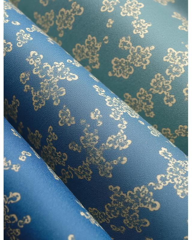 伝統的な紋様が織り込まれた青い着物地